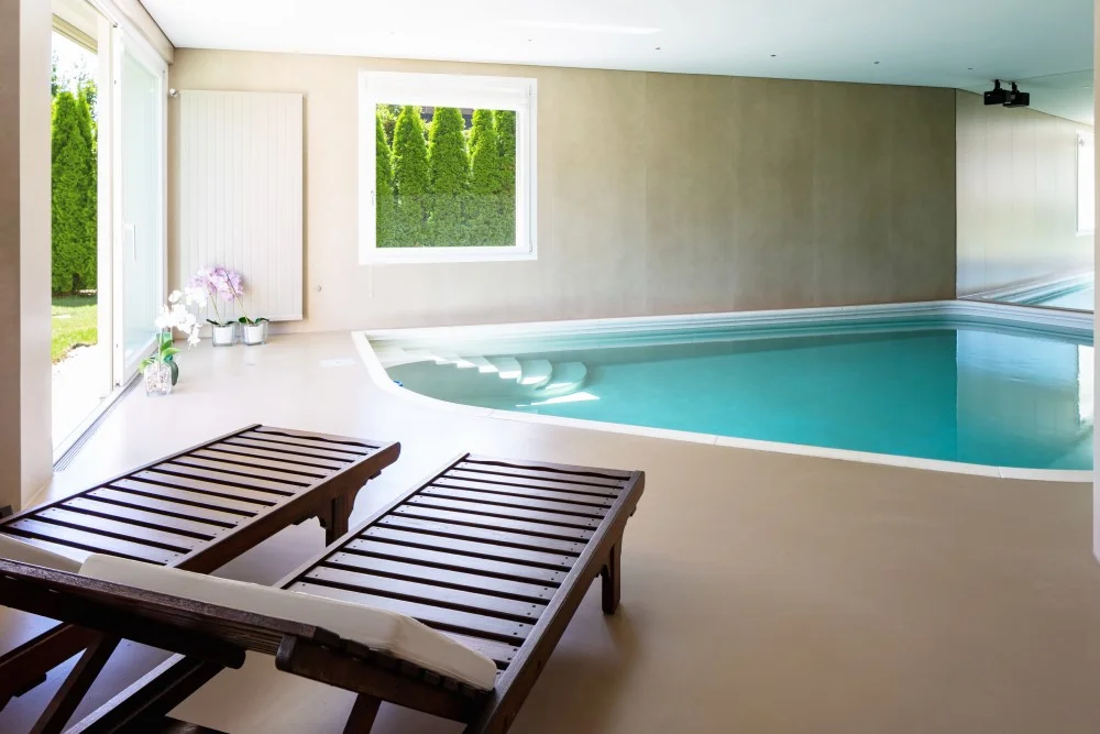 Indendørs pool i moderne sommerhus